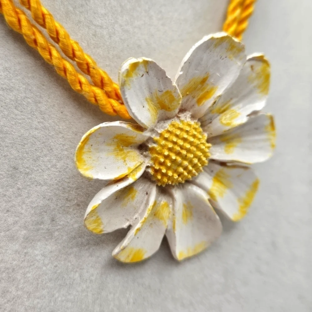 NEW VINTAGE Lisner 3D Daisy Flower Pendant Twisted Cord Choker Necklace